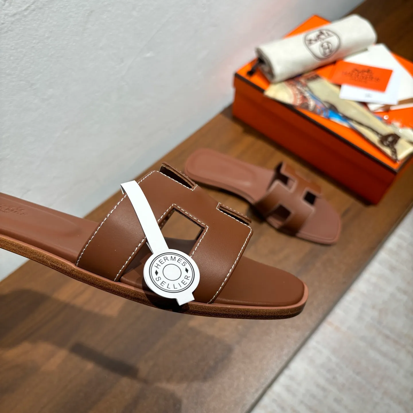 👟👟Ex-factory price 480👟👟 Brand💗: The latest color series from HERMES official website Code number💗: 35-40 full size (34 41 42 customized, non-refundable and non-exchangeable) Upper material💗: Classic plain calfskin Sole material💗: Zero-crack genuine leather mid-sole👑👑👑 Fully dyed HERMES Plain calfskin sandals, a historical representative work, the timeless classic H sandals, suitable for home and travel, this shoe is the finishing touch of your wardrobe, it looks great on the feet💃🏻💃🏻💃🏻